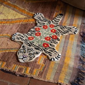 Blomstret hvid tiger tæppe i uld – Doing Goods